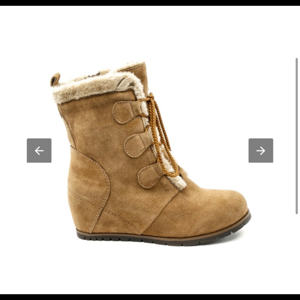 Bonnie
Baretraps boots, great warm wedge boot! Used condition.